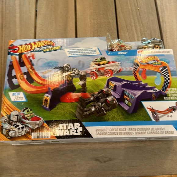 Hot Wheels RacerVerse Star Wars Track Set with 2 Racers: Grogu & the Mandolorian - Picture 7 of 9